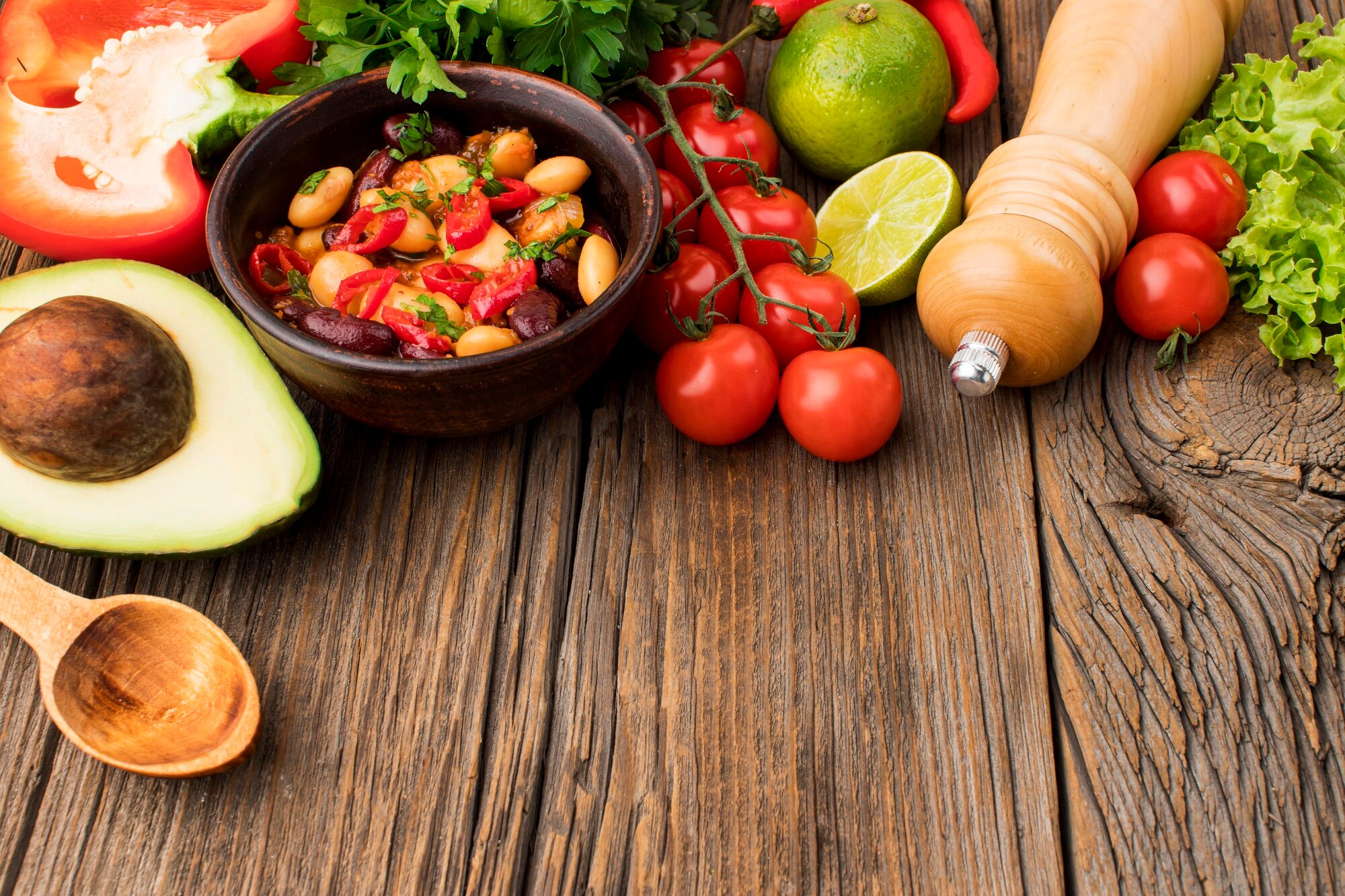Mesa de cocina mexicana con frutas, verduras y alimentos frescos preparados para el día